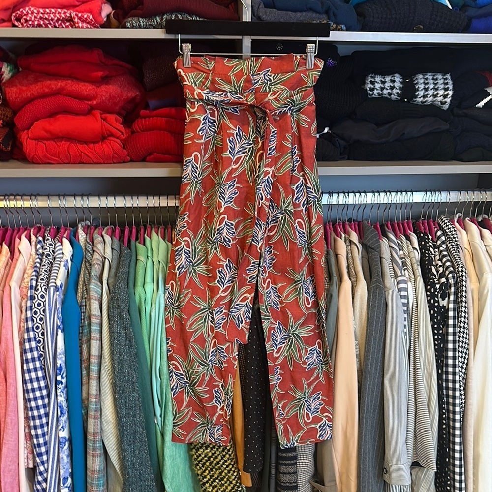 Moon River rust/blue/green print belted cropped pants size XS